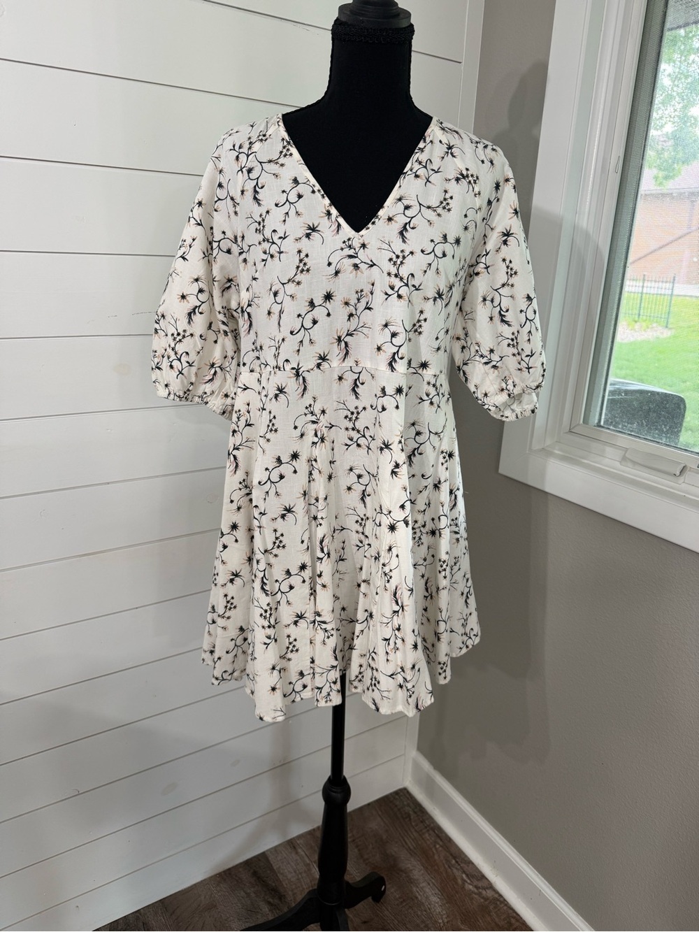 Universal Thread White/Black Floral Fit & Flare V-Neck Puff Sleeve Dress Size S